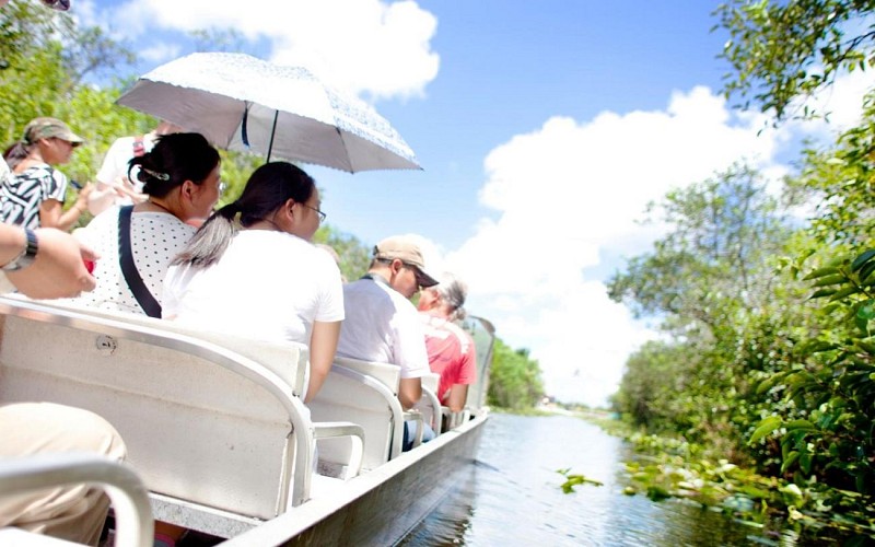 Visita a los Everglades en hidrodeslizador e interacción con los caimanes