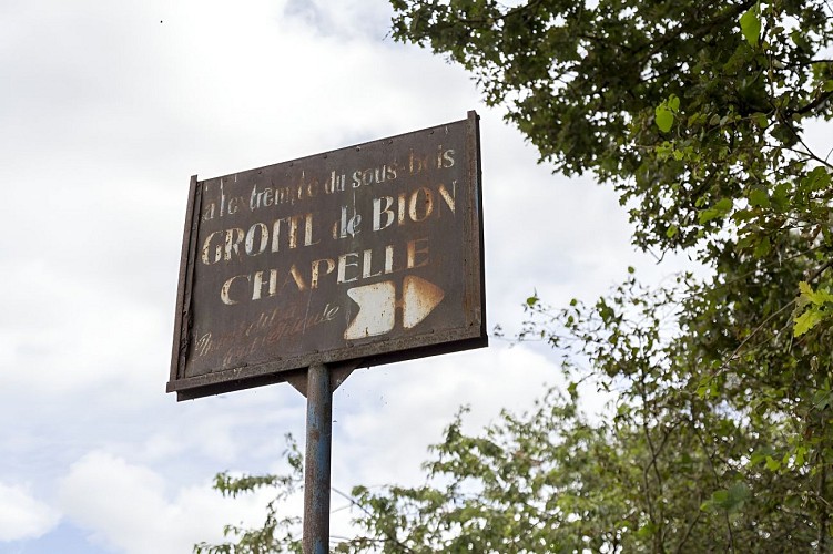 Panneau direction Grotte de Bion