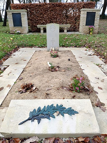 Stele commémorative à Cahagnes