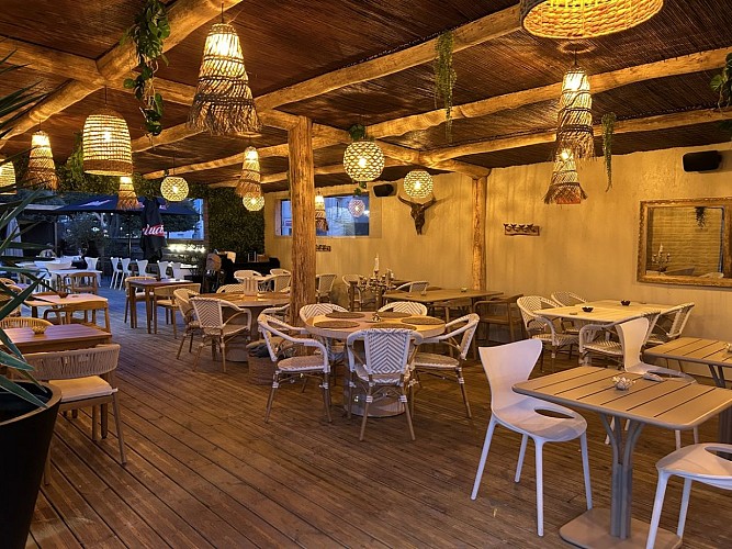 chez-marco-interieur-tables-couvertes-courseulles