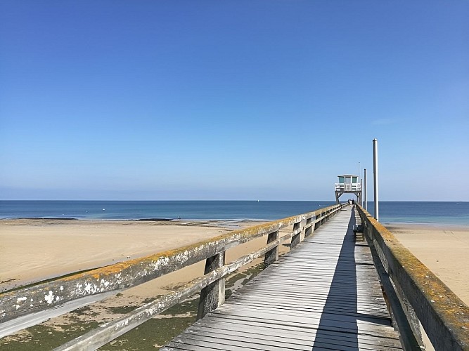 LA-JETEE-DES-PECHEURS-LUC-SUR-MER-CREDIT-CLARA-JEAN--1-