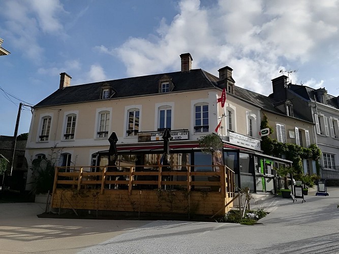 Terrasse-commerce-Balleroy