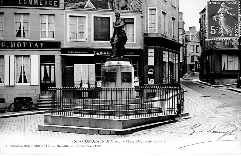 Statue du Contre Amiral Jules Dumont d'Urville