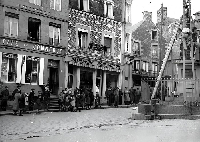 Statue Dumont d'Urville pendant l'occupation