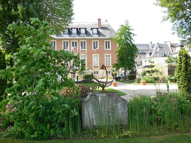 w-1600-h-1600-zc-5-hotel-de-brilly-a-pont-l-eveque-1-1595084006