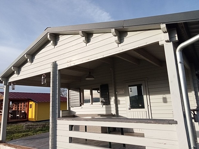 camping-la-perle-creuse-chalet Indiana-4personnes-terrasse