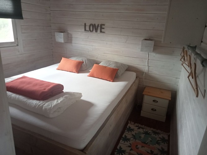 camping-la-perle-creuse-chalet Indiana-4personnes-chambre lit double