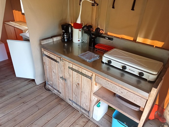 camping-la-perle-creuse-tente safari-2personnes-Tennessee-cuisine