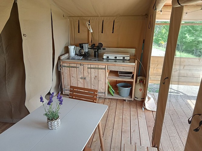 camping-la-perle-creuse-tente safari-2personnes-Tennessee-cuisine2