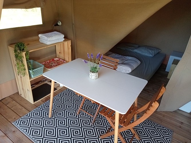 camping-la-perle-creuse-tente safari-2personnes-Tennessee-salle à manger