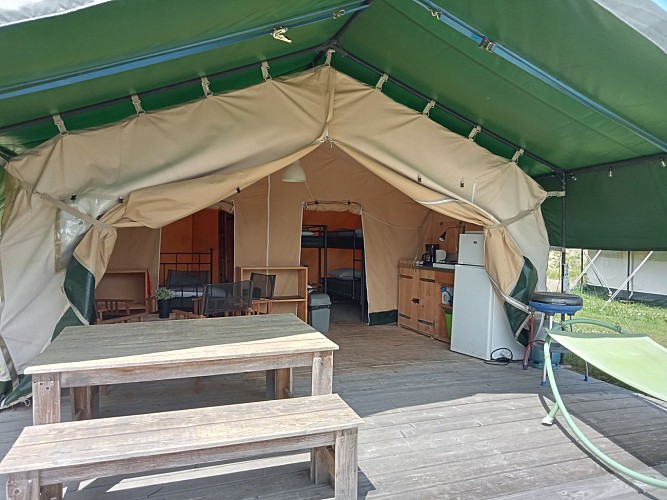 Camping-la-perle-tente-safari-6personnes-terrasse