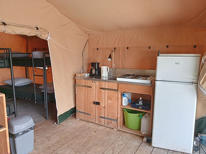 Camping-la-perle-tente-safari-6personnes-cuisine