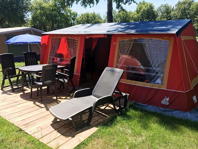 camping-la-perle-creuse-Tente Rétro-4 personnes-terrasse