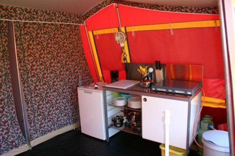 camping-la-perle-creuse-Tente Rétro-4 personnes-cuisine