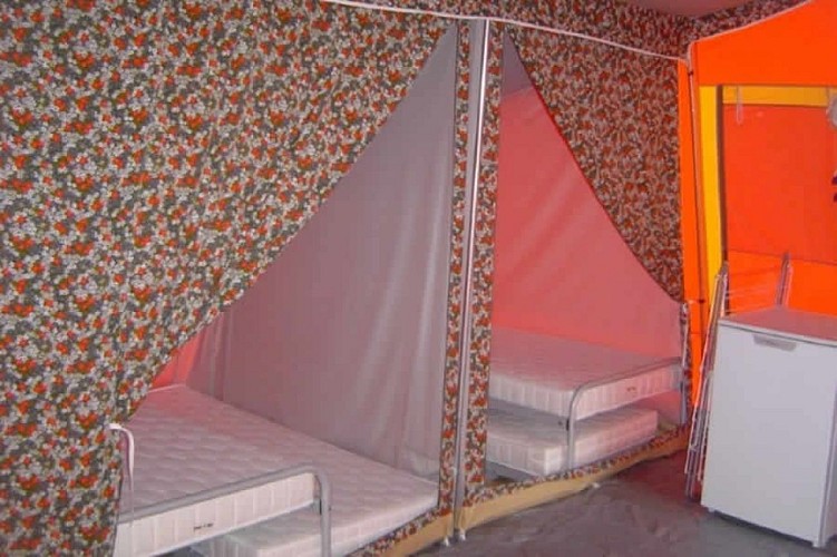 camping-la-perle-creuse-Tente Rétro-4 personnes-chambres