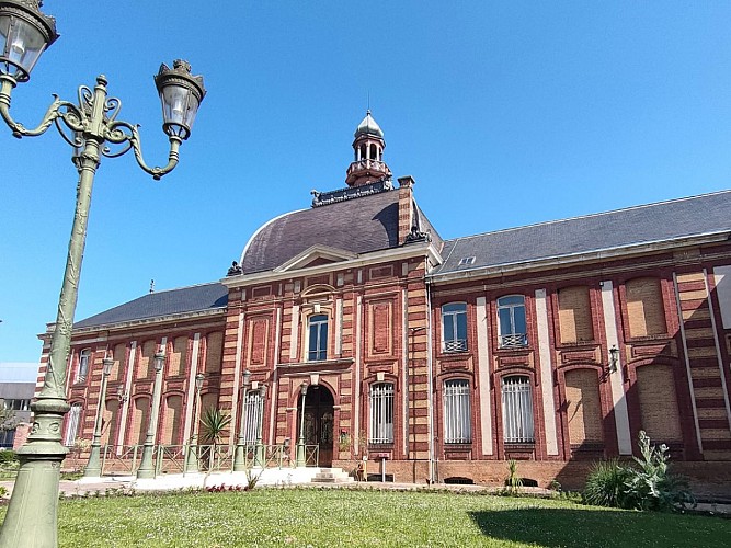 Façade du musée de Louviers côté cour de la mairie