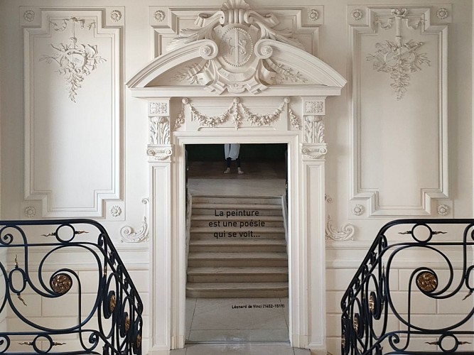 Vue de l'escalier depuis la galerie des Beaux-Arts