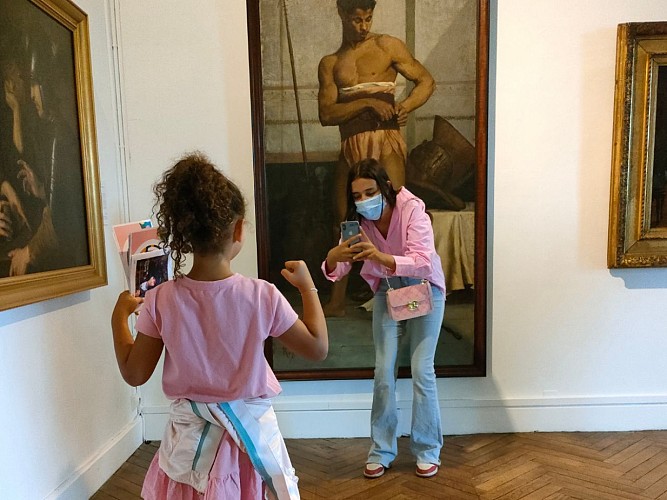 Visiteurs dans la galerie des Beaux-Arts