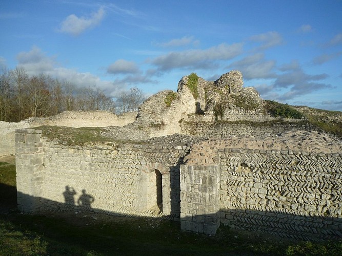 Vestiges du Château d'Ivry la Bataille © LVP