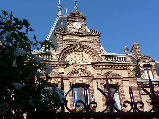 Hôtel de ville, Ivry la bataille (2) © Eure Tourisme, M. Aubry
