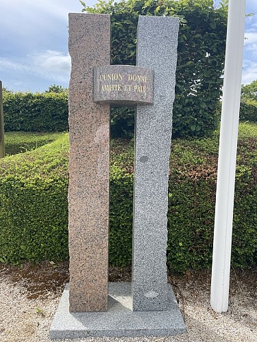 Monument de la Libération zoomer - Foucarville 