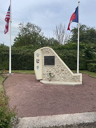 BAP Monument dézoom 2 - Beuzeville au Plain