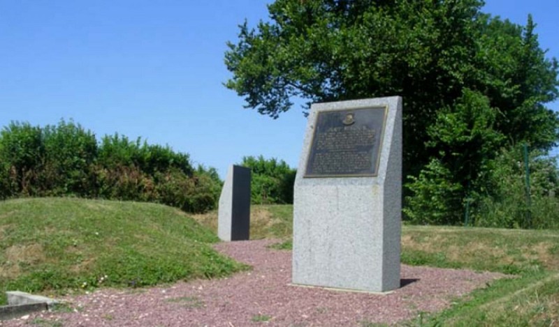 Hiesville Stèle général Pratt dézoom