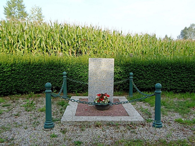 Stèle aérodrome A8 - PICAUVILLE