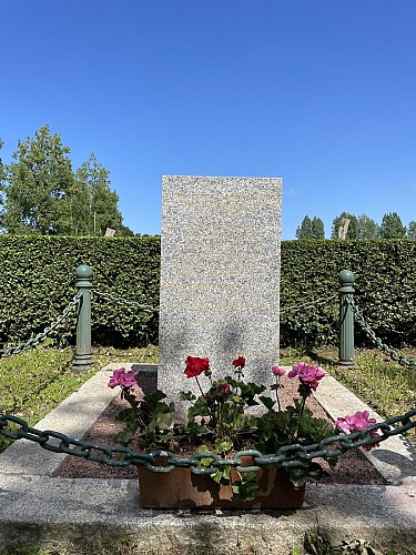 Stèle Airfield A8 - PICAUVILLE