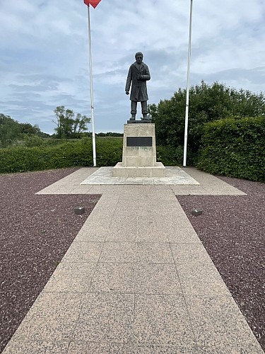 Monument Danois dézoomer - SAINTE-MARIE-DU-MONT