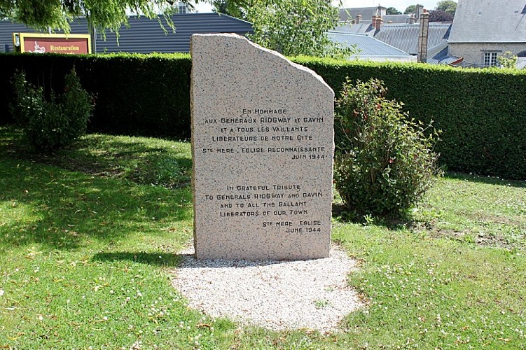 Stèle Ridgway - Gavin_Sainte Mère Eglise©OT Baie du Cotentin (1)