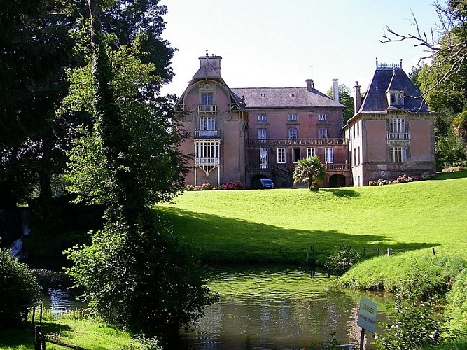 le-vast-chateau-de-la-germoniere (2)