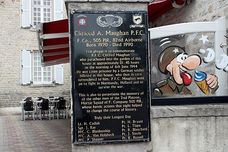 Plaque PFC Clifforf Maughan_Sainte Mère Eglise©OT Baie du Cotentin (2)