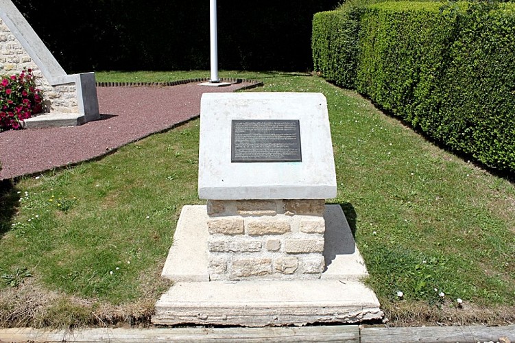 Monument avion C47 439th TCG et 506th régiment de la 101e AB_Beuzeville au Plain