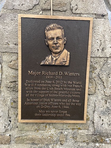 Leadership monument coté 3