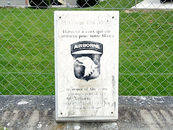 Plaque 101e airborne_SAINT-CÔME-DU-MONT©OT Baie du Cotentin