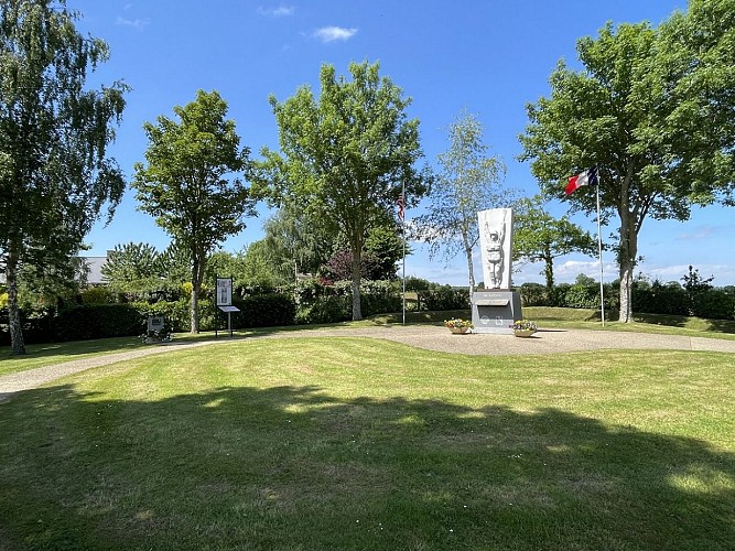 Monument 507ème PIR dézoomé - Amfreville