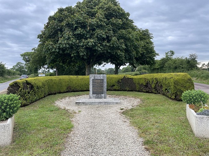 Stèle 9TH USAAF 2 - CRETTEVILLE