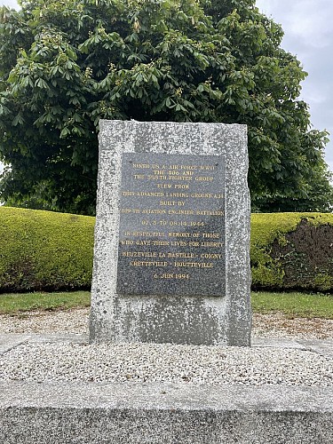 Stèle 9TH USAAF Zoomé - CRETTEVILLE