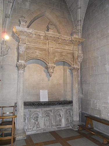 la-haye-tombeau-eglise©mchoquet