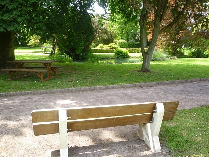 Tables de pique-nique et bancs pour se reposer