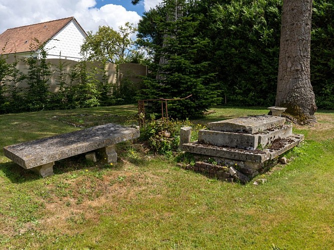 L'Enclos Protestant - Les-Trois-Pierres 2