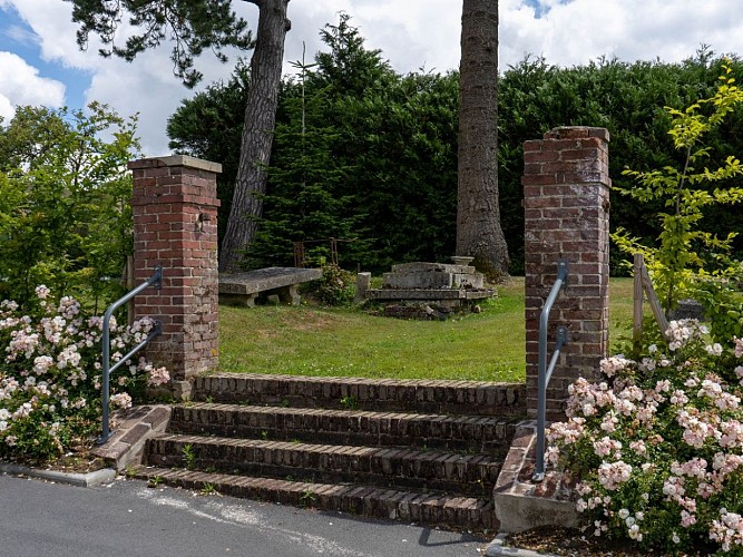 L'Enclos Protestant - Les-Trois-Pierres 3