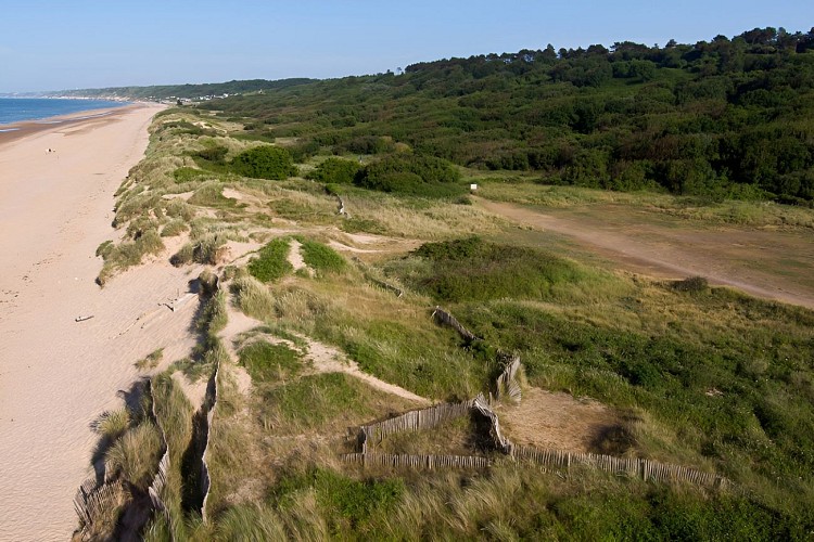 Les dunes d'Omaha Beach vue du ciel. / © Patrick Henry