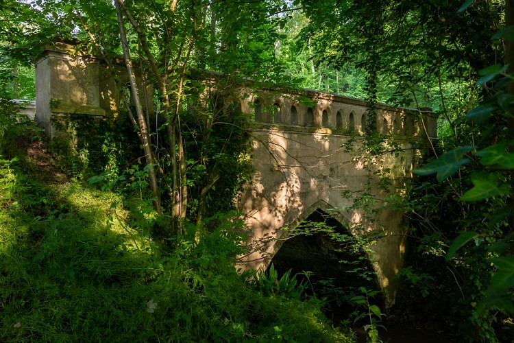 Pont en pierre dans les bois des amis de Jean Bosco à la vallée de l'Odon.