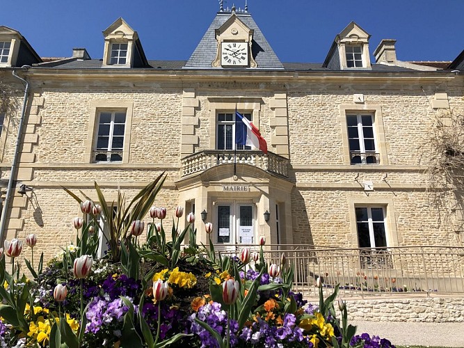 LA-MAIRIE-DE-LUC-SUR-MER-PARC-DE-LA-BALEINE-FLEURS-CREDIT-MATHILDE-LELANDAIS