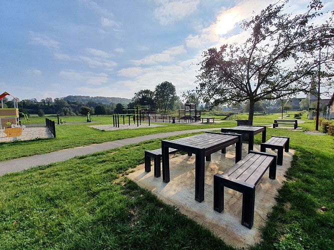Table de pique-nique et city stade à disposition