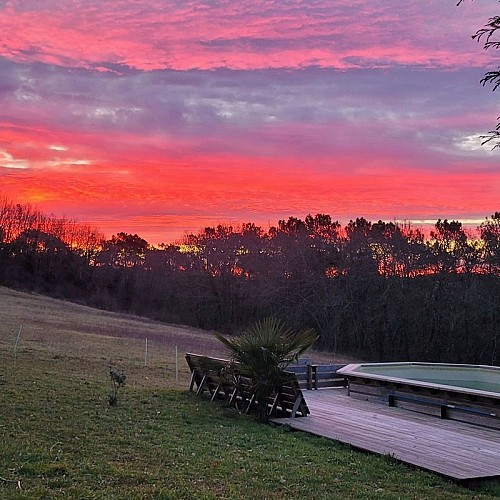coucher de soleil rouge au bord de la piscine