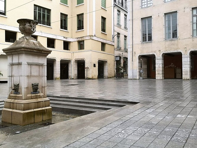 Place Reine Marguerite - Pau - côté arcades