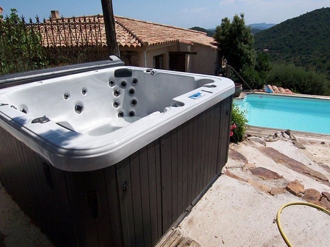 VILLA-CAROLE-4-50ec9ea553cc4954bc601143108659bd